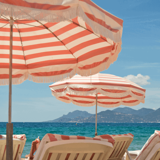 retiree destination sunloungers in South of France